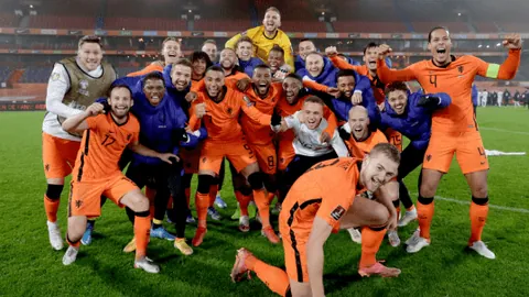 霍斯菲尔德领跑LIV赛阿德莱德站首轮，瑞德创一杆进洞神话